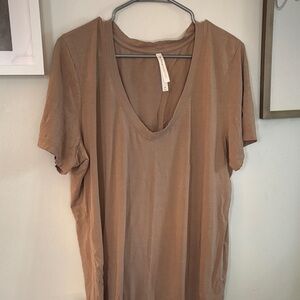 Babaton V-Neck Tee in Taupe
